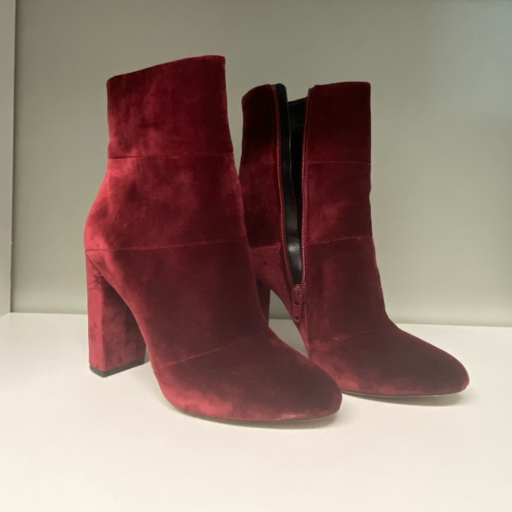 BCBG Generation Women's Velvet Burgundy Ankle Heeled Boots 7 Round Toe Booties.